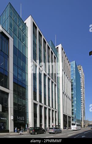 Londres, Royaume-Uni. York Road entre la South Bank et la gare de Waterloo. Montre le nouveau développement de Shell Center abritant des bureaux, des magasins et des appartements. Banque D'Images