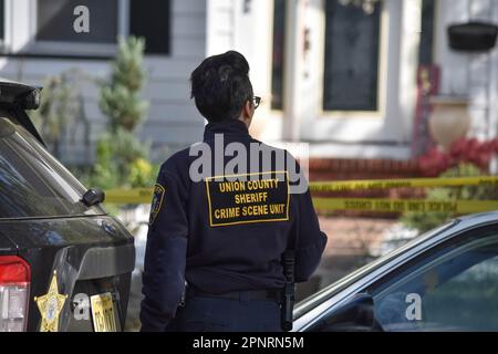 Roselle, États-Unis. 20th avril 2023. Les agents sur les lieux du crime. Une mère et une fille ont été trouvées mortes à l'intérieur d'une maison à Roselle. Les enquêteurs se trouvaient à la résidence, sur l'avenue West 7th, dans la matinée de jeudi, à 20 avril 2023. Une présence policière importante était présente à la résidence et des blocs autour de la scène étaient fermés à la circulation piétonne. Aucune autre information n'a été immédiatement disponible auprès du bureau du procureur du comté d'Union ou de la police de Roselle. (Photo de Kyle Mazza/SOPA Images/Sipa USA) crédit: SIPA USA/Alay Live News Banque D'Images