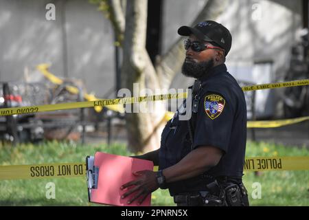 Roselle, États-Unis. 20th avril 2023. Les agents sur les lieux du crime. Une mère et une fille ont été trouvées mortes à l'intérieur d'une maison à Roselle. Les enquêteurs se trouvaient à la résidence, sur l'avenue West 7th, dans la matinée de jeudi, à 20 avril 2023. Une présence policière importante était présente à la résidence et des blocs autour de la scène étaient fermés à la circulation piétonne. Aucune autre information n'a été immédiatement disponible auprès du bureau du procureur du comté d'Union ou de la police de Roselle. (Photo de Kyle Mazza/SOPA Images/Sipa USA) crédit: SIPA USA/Alay Live News Banque D'Images