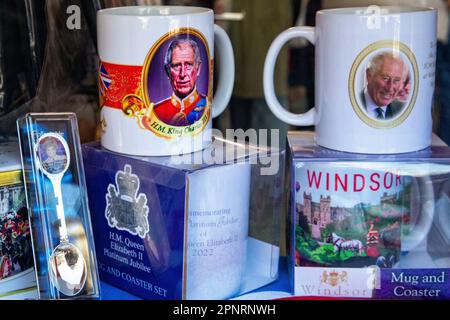 Windsor, Royaume-Uni. 20th avril 2023. Des mugs souvenirs présentant des images du roi Charles III sont exposés dans la fenêtre d'une boutique de cadeaux. Le couronnement du roi Charles III aura lieu à l'abbaye de Westminster le 6 mai. Crédit : Mark Kerrison/Alamy Live News Banque D'Images