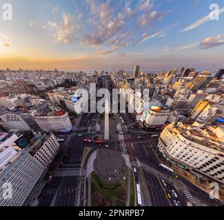 Un drone a tiré sur le paysage urbain de l'obélisque dans la ville de Buenos Aires. Banque D'Images