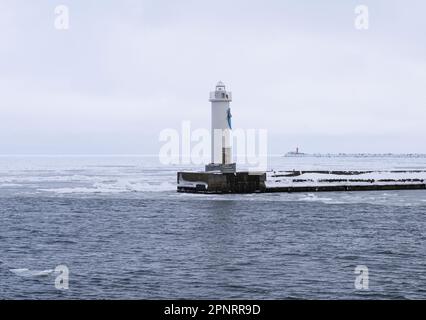 Une lumière à l'entrée du port d'Abashiri sur la mer d'Okhotsk lors d'une journée d'hiver à Hokkaido, Japon. Banque D'Images