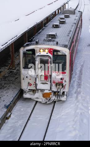 Un train JR Hokkaido KiHa 54 lors d'une journée d'hiver à la gare d'Abashiri au Japon. Banque D'Images