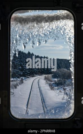 Vue par la fenêtre avant d'un train JR Hokkaido sur la ligne Senmo (ou Semmo) lors d'une journée d'hiver au Japon. Banque D'Images