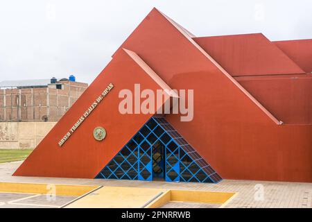 Lambayeque, Pérou - 24 août 2022 : le musée du Seigneur Sipan tombs royaux et la culture Moche situé juste à l'extérieur de la ville de Chiclayo. Banque D'Images