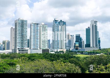 Horizon de la ville de Panama avec des vestiges de la vieille capitale de Panama assis devant, gratte-ciels avec ciel bleu et nuageux Banque D'Images