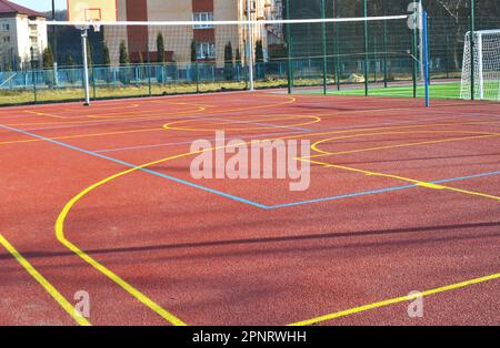 Aire de jeux multifonctionnelle moderne en plein air, située près du stade Banque D'Images