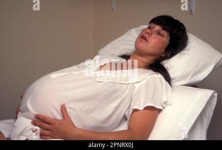 femme lourdement enceinte dans les premières étapes du travail Banque D'Images