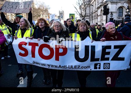 Arrêtez la manifestation Ulez devant Downing Street en février 2023 par un petit groupe de manifestants Banque D'Images