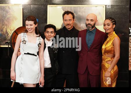 (Gauche-droite) Alexander Molony, Ever Anderson, Jude Law, David Lowery et Yara Shahidi assistent à la première mondiale de Peter Pan & Wendy, au Curzon Mayfair de Londres. Date de la photo: Jeudi 20 avril 2023. Banque D'Images