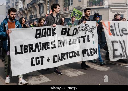 Jan Schmidt-Whitley/le Pictorium - manifestation contre la réforme des retraites à Paris - 20/4/2023 - France / Paris / Paris - membres du bloc du livre derrière leur bannière. Plus d'un millier de personnes se sont rassemblées à Paris pour manifester contre la réforme des retraites, alors que l'Intersyndicale a appelé à un grand jour de mobilisation sur 1 mai. Banque D'Images