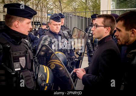 Gerard Cambon / le Pictorium - protestation contre la loi sur les pensions 20 2023 avril - 20/4/2023 - France / Paris / Paris - manifestation en faveur du MEDEF pour protester contre la réforme des pensions le 20 avril 2023 Banque D'Images