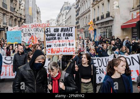 Jan Schmidt-Whitley/le Pictorium - manifestation contre la réforme des retraites à Paris - 20/4/2023 - France / Paris / Paris - de jeunes lycéens et universitaires dirigent la manifestation. Plus d'un millier de personnes se sont rassemblées à Paris pour manifester contre la réforme des retraites, alors que l'Intersyndicale a appelé à un grand jour de mobilisation sur 1 mai. Banque D'Images