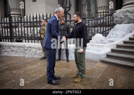 Kiev, Ukraine. 20th avril 2023. Le Secrétaire général de l'OTAN, Jens Stoltenberg, à gauche, est accueilli par le Président ukrainien, Volodymyr Zelenskyy, à son arrivée au Palais Mariinsky, à 20 avril 2023, à Kiev, en Ukraine. Crédit: Pool photo/Bureau de presse présidentiel ukrainien/Alamy Live News Banque D'Images