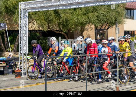 Victorville, CA, Etats-Unis – 26 mars 2023 : un groupe d'hommes cyclistes qui attendent à la ligne de départ de la course cycliste sur route organisée par Majestic Cycling en V Banque D'Images