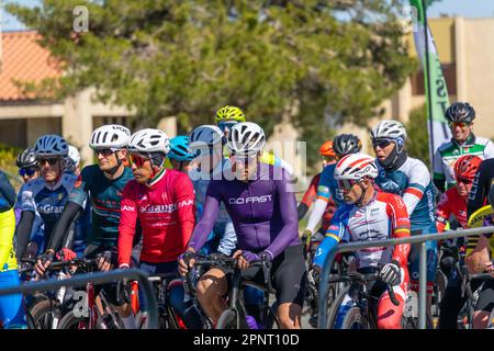 Victorville, CA, Etats-Unis – 26 mars 2023 : un groupe d'hommes cyclistes qui attendent à la ligne de départ de la course cycliste sur route organisée par Majestic Cycling en V Banque D'Images