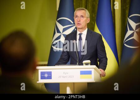 Kiev, Ukraine. 20th avril 2023. Le Secrétaire général de l'OTAN, Jens Stoltenberg, et le Président ukrainien, Volodymyr Zelensky (non vu), tiennent une conférence de presse commune sur 20 avril 2023 à Kiev, en Ukraine. Le Secrétaire général de l'OTAN effectue pour la première fois une visite en Ukraine depuis l'invasion russe de l'année dernière. Photo du Bureau de presse du Président ukrainien/UPI. Crédit : UPI/Alay Live News Banque D'Images