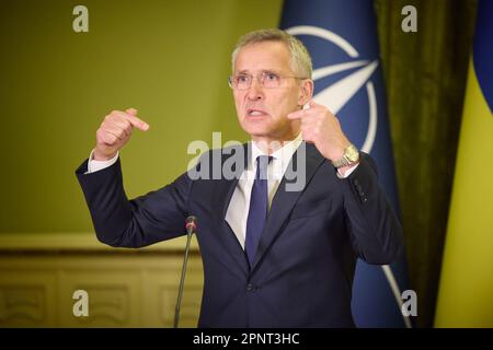 Kiev, Ukraine. 20th avril 2023. Le Secrétaire général de l'OTAN, Jens Stoltenberg, et le Président ukrainien, Volodymyr Zelensky (non vu), tiennent une conférence de presse commune sur 20 avril 2023 à Kiev, en Ukraine. Le Secrétaire général de l'OTAN effectue pour la première fois une visite en Ukraine depuis l'invasion russe de l'année dernière. Photo du Bureau de presse du Président ukrainien/UPI. Crédit : UPI/Alay Live News Banque D'Images