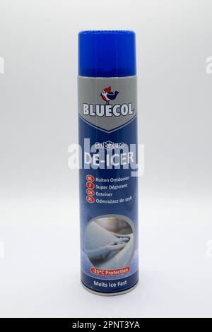 Irvine, Écosse, Royaume-Uni - 02 février 2023: Bluecol par Tetrosyl Limitered marque de-Icer en boîte de métal recyclable et en plastique Banque D'Images