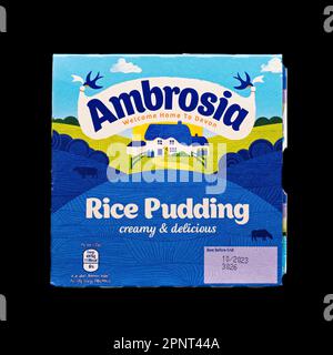 Irvine, Écosse, Royaume-Uni-12 mars 2023: Ambrosia marque quatre paquet de riz pudding dans un emballage recyclable présentant des graphiques pertinents pour le produit. Banque D'Images