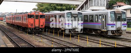 Trains JR West KiHa séries 47 et 120 à la gare de Miyoshi dans la préfecture d'Hiroshima, au Japon. Banque D'Images