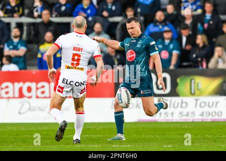 Josh Drinkwater #7 de Warrington Wolveskicks avance pendant le match de Betfred Super League St Helens vs Warrington Wolves au stade totalement Wicked, St Helens, Royaume-Uni, 20th avril 2023 (photo de Craig Thomas/News Images) Banque D'Images