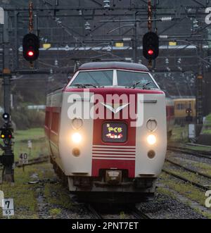 Un train express de la série 381 de la JR West Yakumo arrive à la gare de Niimi dans la préfecture d'Okayama, au Japon. Banque D'Images