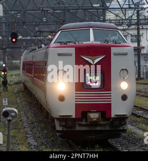 Un train express de la série 381 de la JR West Yakumo arrive à la gare de Niimi dans la préfecture d'Okayama, au Japon. Banque D'Images