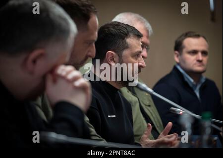 Kiev, Ukraine. 20th avril 2023. Le président ukrainien Volodymyr Zelenskyy, au centre, et la délégation tiennent une réunion bilatérale avec la mairesse parisienne Anne Hidalgo au Palais Mariinsky, à 20 avril 2023, à Kiev, en Ukraine. Zelenskyy a ensuite remis à Hidalgo la médaille de la ville du Sauveur pour le soutien de l'Ukraine par les citoyens parisiens. Crédit: Pool photo/Bureau de presse présidentiel ukrainien/Alamy Live News Banque D'Images