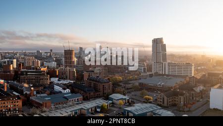 LEEDS, ROYAUME-UNI - 20 AVRIL 2023. Une vue panoramique aérienne d'un horizon urbain de Leeds avec le gratte-ciel Bridgewater place baigné de soleil tôt le matin Banque D'Images