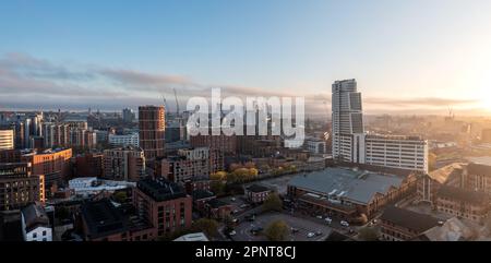 LEEDS, ROYAUME-UNI - 20 AVRIL 2023. Une vue panoramique aérienne d'un horizon urbain de Leeds avec le gratte-ciel Bridgewater place baigné de soleil tôt le matin Banque D'Images