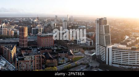 LEEDS, ROYAUME-UNI - 20 AVRIL 2023. Une vue panoramique aérienne d'un horizon urbain de Leeds avec le gratte-ciel Bridgewater place baigné de soleil tôt le matin Banque D'Images