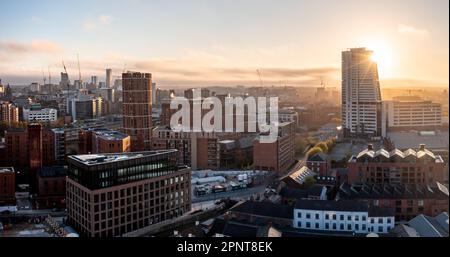 LEEDS, ROYAUME-UNI - 20 AVRIL 2023. Une vue panoramique aérienne d'un horizon urbain de Leeds avec le gratte-ciel Bridgewater place baigné de soleil tôt le matin Banque D'Images