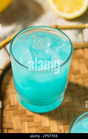 Cocktail de punch aux fruits bleus frais dans un verre Banque D'Images