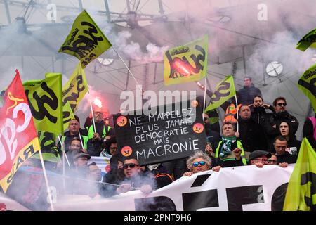 Julien Mattia / le Pictorium - Journée d'action des syndicats ferroviaires à Paris, 20 avril 2023 - 20/4/2023 - France / Ile-de-France (région) / Paris - Journée d'action des syndicats ferroviaires envahissant le siège d'Euronext à la Défense à Paris, le 20 avril 2023 Banque D'Images