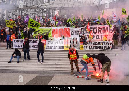 Julien Mattia / le Pictorium - Journée d'action des syndicats ferroviaires à Paris, 20 avril 2023 - 20/4/2023 - France / Ile-de-France (région) / Paris - Journée d'action des syndicats ferroviaires envahissant le siège d'Euronext à la Défense à Paris, le 20 avril 2023 Banque D'Images