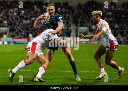 Ben Currie #11 de Warrington Wolves est attaqué par Konrad Hurrell #23 de St Helens lors du match de Betfred Super League St Helens vs Warrington Wolves au stade totalement Wicked, St Helens, Royaume-Uni, 20th avril 2023 (photo de Craig Thomas/News Images), le 4/20/2023. (Photo de Craig Thomas/News Images/Sipa USA) crédit: SIPA USA/Alay Live News Banque D'Images