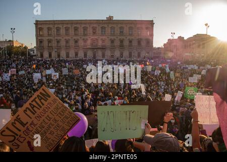 Des milliers de manifestants se rassemblent à l’occasion de la Journée internationale de la femme, devant le palais gouvernemental de Chihuahua, au Mexique, sur 8 mars 2022. Nombre d’entre eux présentent des signes de reconnaissance des crimes fondés sur le sexe et des personnes disparues dans leur communauté. (Lilette A. Contreras/Global Press Journal) Banque D'Images