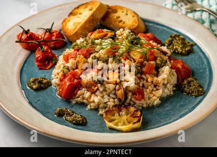 Risotto aux moules avec ail et tomates. Ci-dessus. Banque D'Images