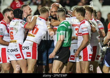 Les tempers se font l'effet d'une poussée entre Sam Kasiano #14 de Warrington Wolves et Matty Lees #10 de St Helens lors du match de la Super League Round 10 de Betfred St Helens contre Warrington Wolves au stade totalement Wicked, St Helens, Royaume-Uni, 20th avril 2023 (photo de Mark Cosgrove/News Images) Banque D'Images