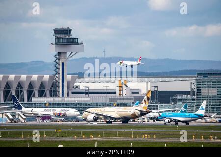 Avion approchant la piste nord-ouest, avion sur la voie de circulation à l'aéroport de Francfort, tour allemande de contrôle de la circulation aérienne, FRA, Hesse, Allemagne, Banque D'Images