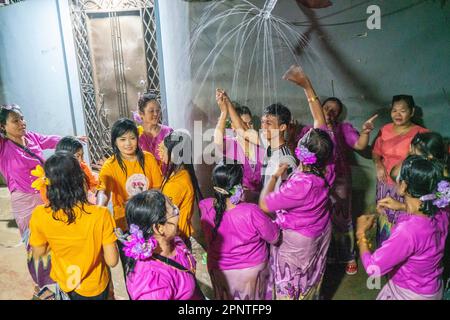 Les communautés de Rakhine célèbrent 'Shangrain', connu comme le festival de l'eau dans le Bazar de Cox. Les communautés autochtones se réunissent et s'engagent dans le jeu de l'eau pour purifier toutes les peines et le désespoir laissés par l'année qui vient à l'occasion de l'accueil de la nouvelle année, également connue sous le nom de Sangrain. Le festival, qui se poursuivra pendant trois jours, fait ses adieux à l'année précédente et accueille la nouvelle année. La croyance traditionnelle est qu'un passé sombre et peu salé peut être effacé avec un nouveau départ dans le prochain. (Photo de Zakir Hossain/Pacific Press) Banque D'Images