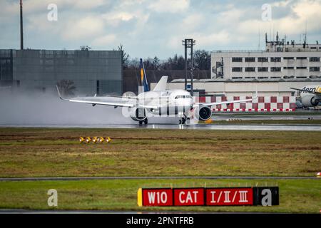 Lufthansa Jet, Runway West, aéroport de Francfort, FRA, Hesse, Allemagne, Banque D'Images