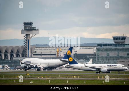 Avions à l'aéroport de Francfort-sur-le-main, FRA, Lufthansa Boeing 747, jumbo jet, Airbus A320-214, D-AIUO, tour de contrôle de la circulation aérienne, Banque D'Images
