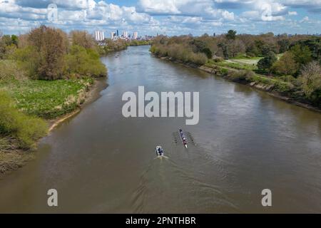 Vue aérienne d'un bateau à ramer pour femmes 8 sur une rangée d'entraînement sur la Tamise près de Syon House, West London, Royaume-Uni. Banque D'Images