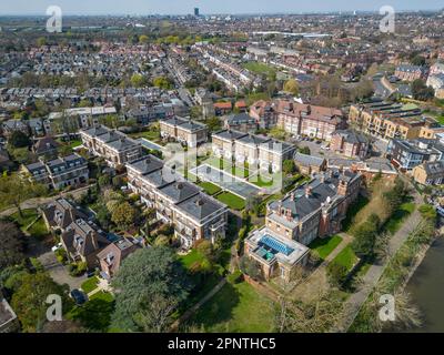 Vue aérienne du logement (Corsellis Square) près de la Tamise à Twickenham, Londres, Royaume-Uni. Banque D'Images