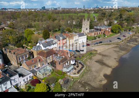 Vue aérienne de Isleworth River Front, de la maison publique London Apprentice et de l'église All Saints Isleworth, Isleworth ait, West London, Royaume-Uni. Banque D'Images