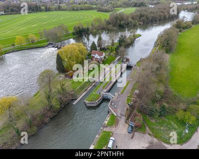 Vue aérienne de Boveney Lock sur la Tamise, Dorney, Royaume-Uni. Banque D'Images