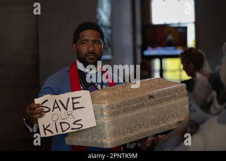 Nashville, Tennessee, États-Unis. 17th avril 2023. Un membre du clergé tient des panneaux et un cercueil vide à l'intérieur de la chambre du Capitole du Tennessee pendant un ?'lundi oral ?'? Rassemblement pour lutter contre la violence par les armes à feu sur 17 avril 2023 à Nashville, Tennessee. À la suite de la fusillade de mars à l'école Covenant, dans le quartier Green Hills de Nashville, des organisations se sont mobilisées autour des États-Unis Rep ?Justin Jones ? (?D-Nashville?), et ?US Rep ?Justin J. Pearson ? (??D-Memphis?)? ?who ?ont dessiné ? ?attention nationale ? ?pousser pour les lois de sécurité de canon. (Credit image: © Michael Nigro/Pacific Press via ZUMA Press W Banque D'Images