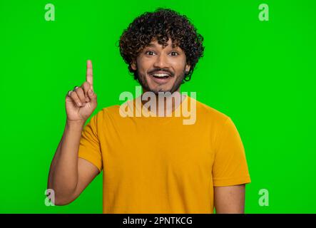 Eureka. Jeune Indien inspiré pointant le doigt vers le haut avec la bouche ouverte, ayant une bonne idée, plan, démarrage, montrant l'inspiration mouvement de motivation, solution de problème. Un homme hindou sur fond de chroma clé Banque D'Images